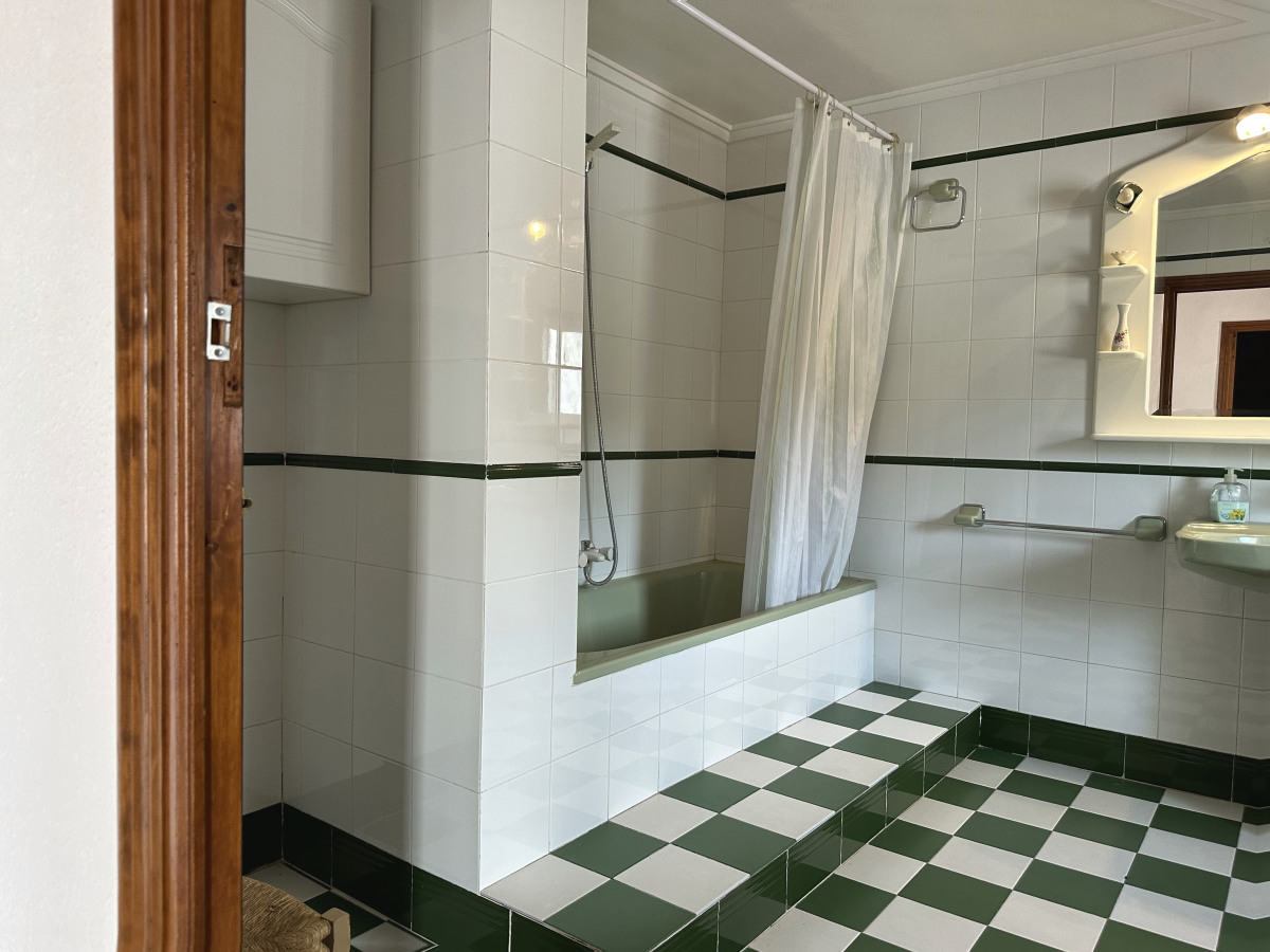 bathroom with bathtub