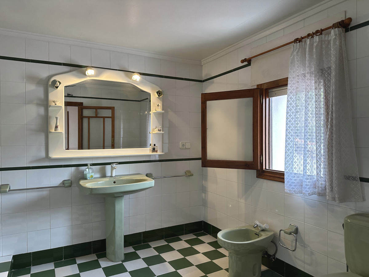 big bathroom upstairs townhouse