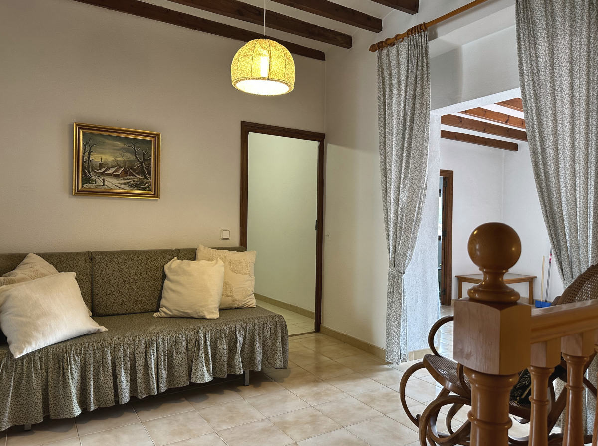 clasic landing with sofa and staircase