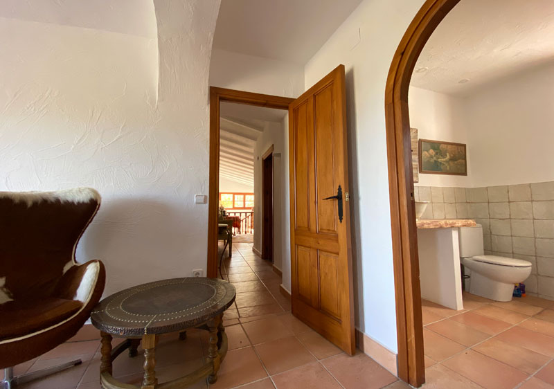 finca te koop alicante overloop en badkamer 