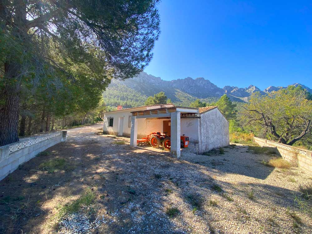 Farmhouse situated in a protected area - plot of land: 34.000 m2 - asking price 155.000€