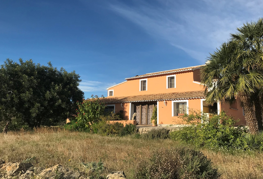 300+ m2 bebouwd - 74.000 m2 grond - vraagprijs 495.000€